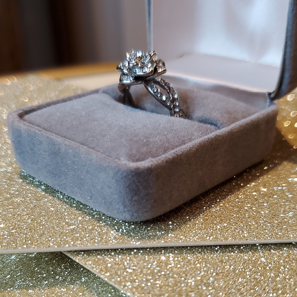 Elegant Silver Floral Ring - Picture 3 of 6